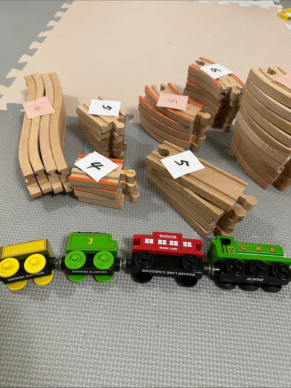 Wooden Train Track Set with Green & Red Engine Pieces - Unbranded - Picture 2 of 5